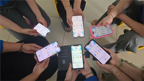 Chi đoàn Mầm Non 12 thực hiện cài App Công dân số Thành phố Hồ Chí Minh.